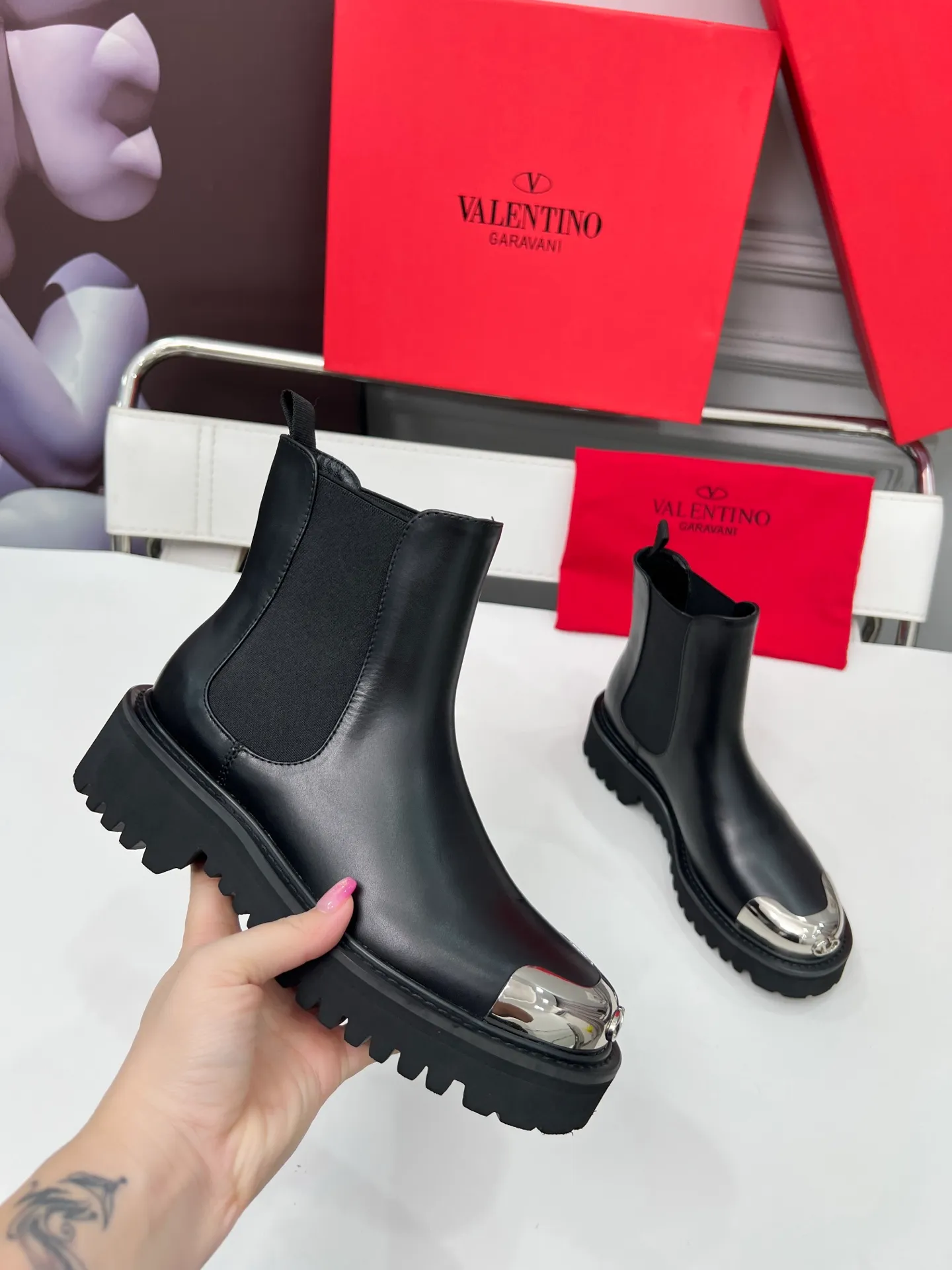 👟👟Ex-factory price 600👟👟 2026𝑉𝐴𝐿𝐸𝑁𝑇𝐼𝑁𝑂 Valentino ♡ͥ | 💫Purchase level🔍 Classic Valentino’s special textured hardware brings out a full sense of luxury After putting it on my feet, I was shocked that my feet looked slimmer! The new season lives up to expectations! Worth buying ❥The original method is absolutely sentimental ❥Elegant style creates a different feeling🙈 Simple temperament style!  ♡ show bdetails ———————————— ⊿▸: Number of yards | 35-40 (41. Customized) ⊿▸: Material | Imported calfskin ⊿▸: Lining | Sheepskin ⊿▸: Number of yards 35-40 (41. Customized)